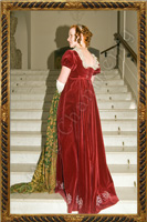 Klasyczna empirowa suknia balowa z czerwonego aksamitu, noszona na krtki gorset. 1810-1815