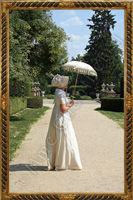 Lniana suknia “z przodzikiem” (bib-front dress), typowa dla okresu 1797-1805.