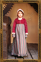 Dziewczca sukienka z baweny w kolorowe paseczki, noszona ze szmizetk z haftowanym kolnierzykiem. Spencer i kapelusz sztruksowy. 1800-1810.