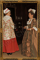 Żakiet caraco z drukowanej bawełny w komplecie z lnianą spódniczką i fartuszkiem jako strój służącej.